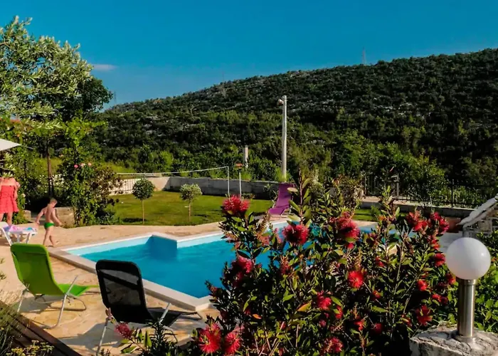 Three Bedroom With Private Pool Villa Tugare